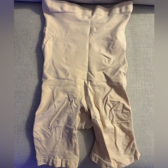 SKIMS Other - SKIMS Seamless Sculpt Mid Thigh Sculpting Shorts